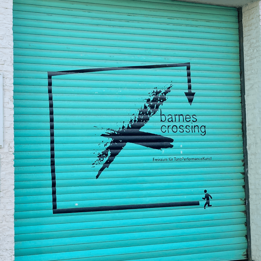 Platzhalterbild – Es zeigt das türkisfarbene Rolltor von Barnes Crossing mit dem Logo in Schwarz.