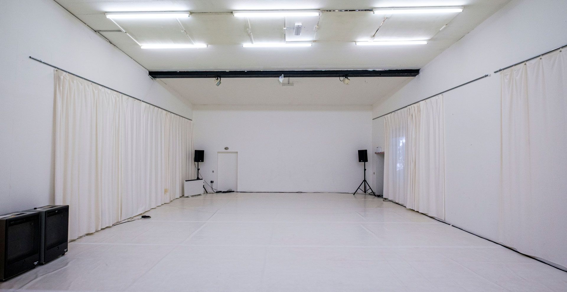 Der kleine White Cube mit weißem Tanzboden und Vorhängen